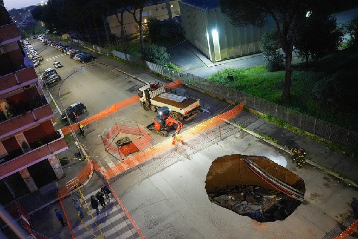 Voragine in via Sestio Menas al Quadraro, sono cominciati i lavori di riempimento