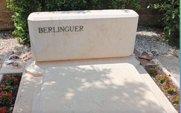 Roma, vandalizzata ancora una volta la tomba di Enrico Berlinguer. Perché un gesto del genere?