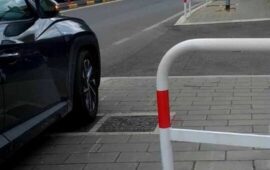 Roma, spartitraffico segati per avere un parcheggio in più