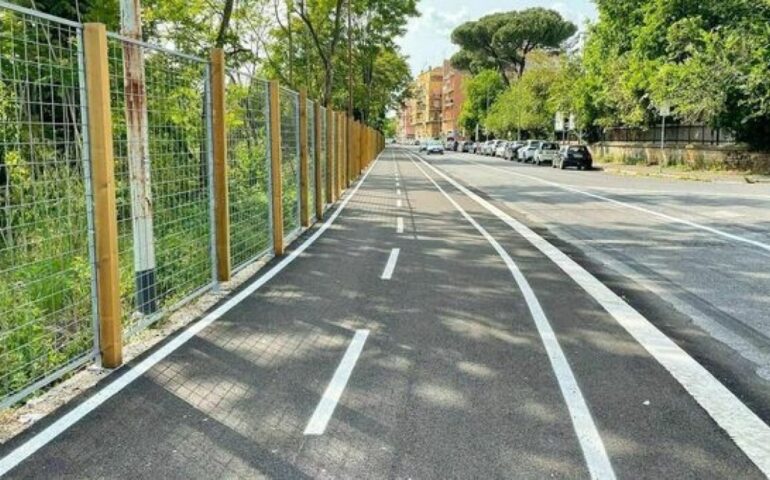Multa di 180 euro a Roma per non aver tagliato la siepe: ma il vialetto è del Comune