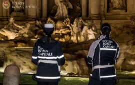 Roma, turista si tuffa nella Fontana di Trevi: bloccata dalla Polizia Locale