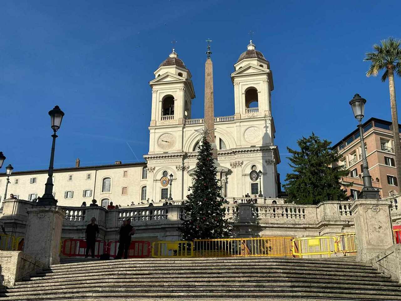 A Roma è quasi estate e in piazza di Spagna spunta un albero di Natale