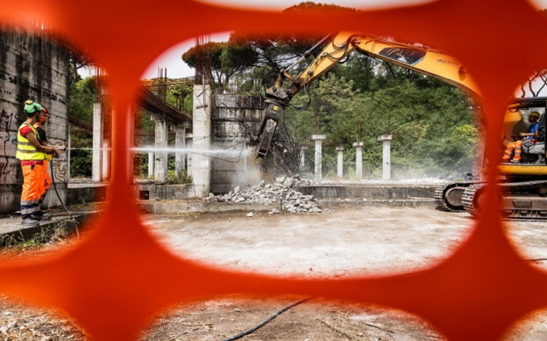 Parco Colli d’Oro, demolizione dell’ecomostro
