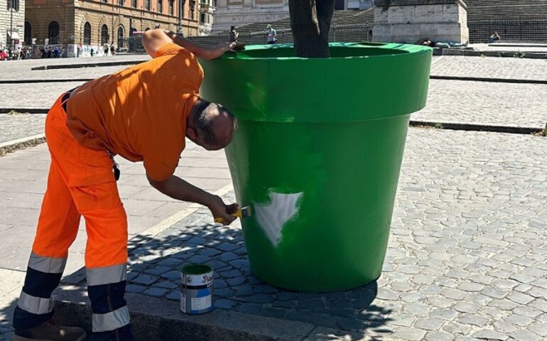 Pride, Militia Christi imbratta i vasi arcobaleno