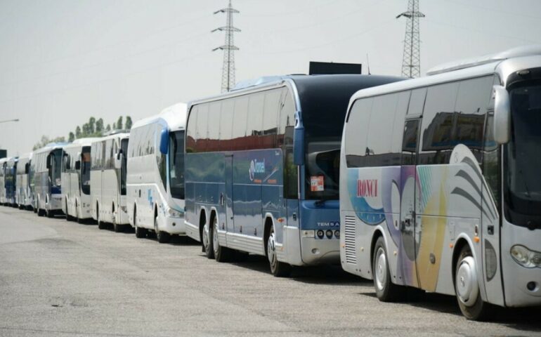 Proteste dei residenti di via Gregorio VII contro i pullman turistici: «Qui non si circola più»