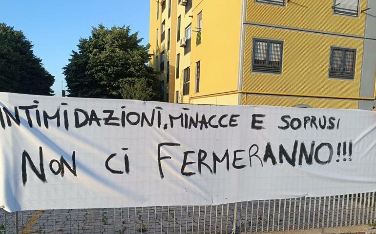 Tor Bella Monaca, striscioni anti-clan: “Via i pusher dal quartiere”