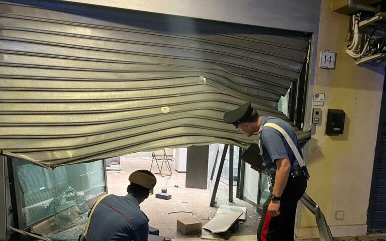 Roma, colpo grosso in gioielleria a Capannelle: carro attrezzi come ariete, bottino di circa 100mila euro