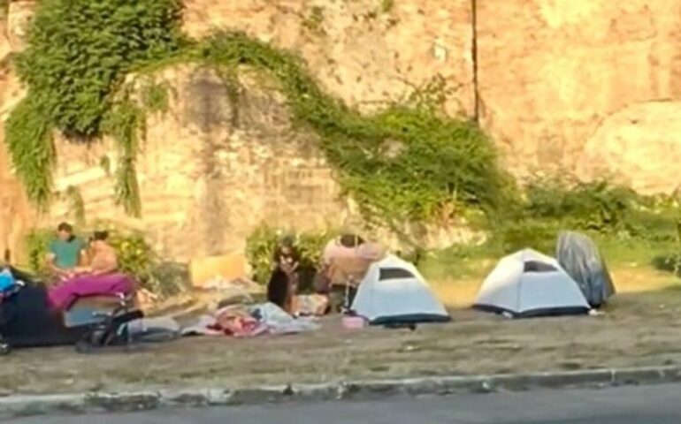 Roma, accampamento abusivo a Porta Maggiore: sporcizia, delinquenza e rischio incendio