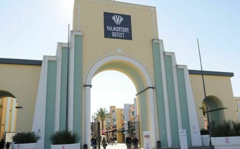 Rubavano profumi, scarpe e abiti griffati all’outlet con una tecnica quasi infallibile. Arrestate due ragazze