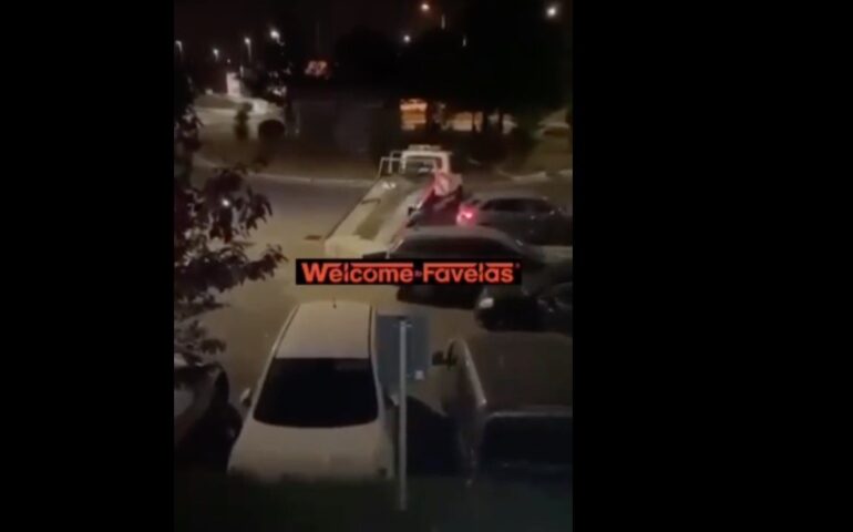Rapina in una gioielleria: ladri smurano la cassaforte e la caricano su un carro attrezzi