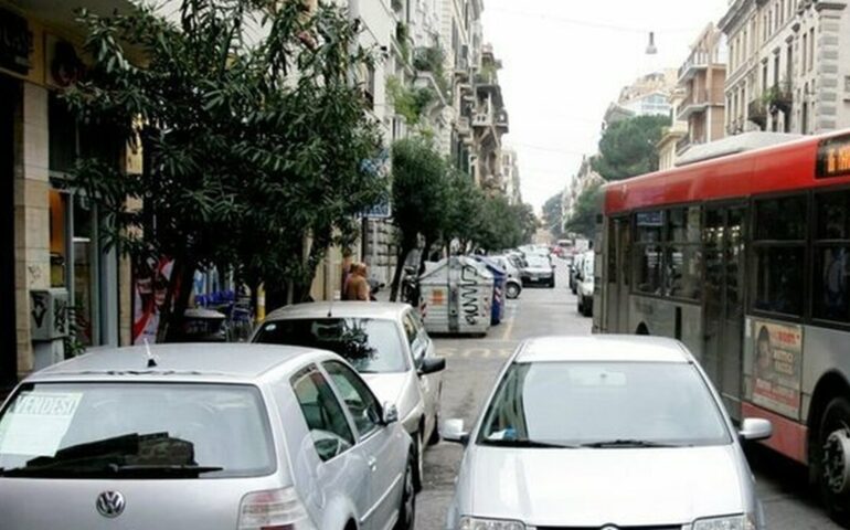 Roma, passo carrabile bloccato dalle auto: il padrone del box (avvocato) chiede l’arresto