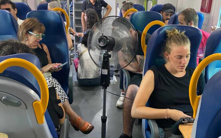 Pendolari ingegnosi: ventilatore sul treno Roma-Nettuno per combattere il caldo
