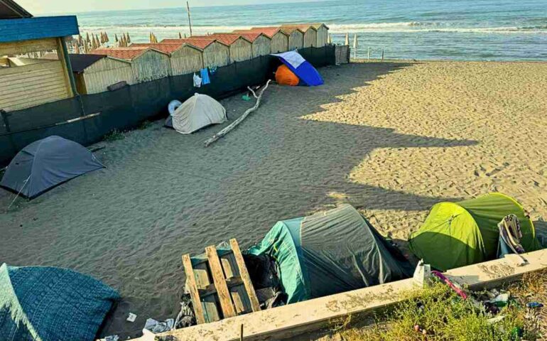 Degrado sulle spiagge di Ostia, arenile pubblico di Ponente occupato dai clochard