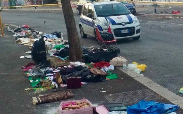Roma stretta nella morsa dei venditori abusivi: maxi sequestro della Polizia Locale