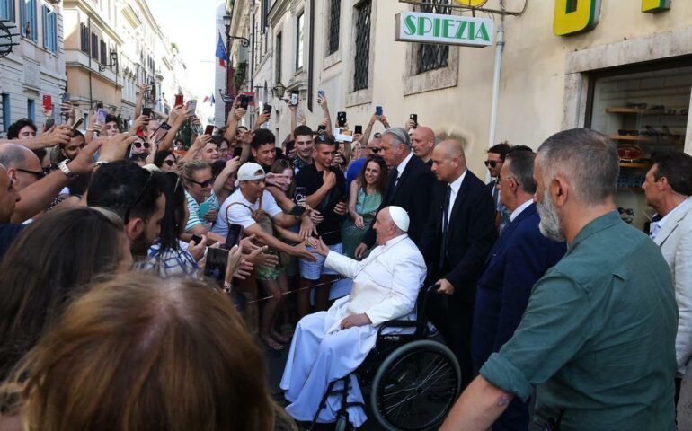 Papa Francesco va dall’amico ottico in via Del Babuino per cambiare le lenti