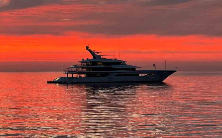 Michael Jordan fa tappa a Ostia con il suo mega yacht di lusso
