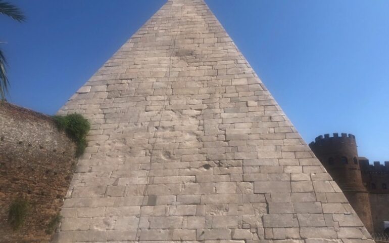 La Piramide, nel cuore di Roma il fascino dell’Egitto