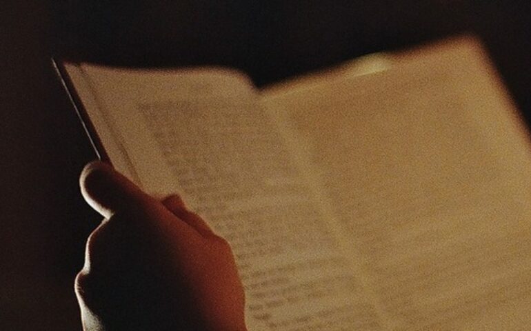 Roma, sorpreso a leggere sul balcone: un ladro entra per rubare ma viene catturato grazie a un libro