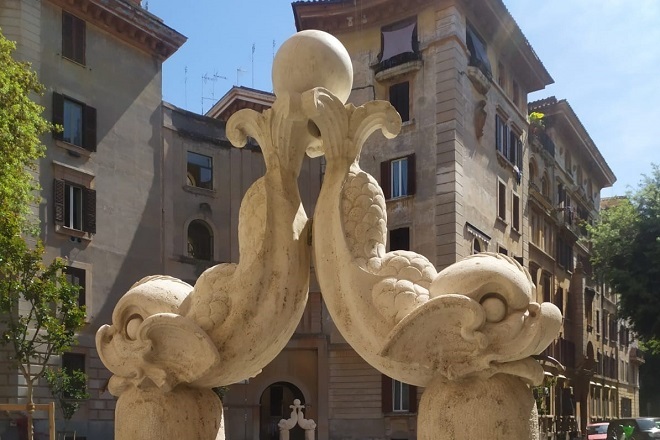 Una delle due fontane gemelle della piazza
