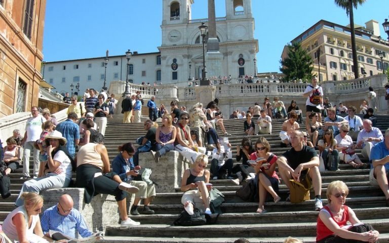 La Francia rivendica la gestione della scalinata di Trinità dei Monti: polemiche sull’amministrazione del patrimonio artistico