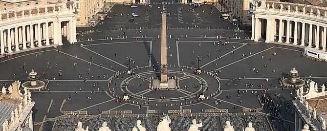 Le fontane quasi gemelle in Piazza San Pietro