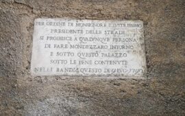 Una delle targhe con l'invito a non fare rifiuti