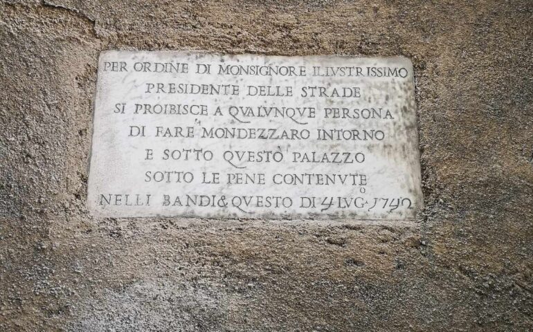 Una delle targhe con l'invito a non fare rifiuti