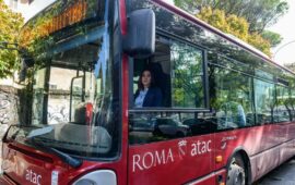 Giulia al volante del bus (Foto Il Messaggero)