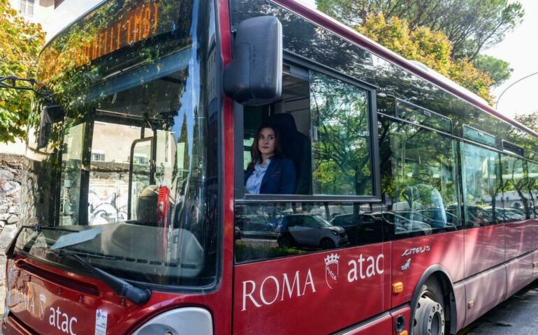 Giulia al volante del bus (Foto Il Messaggero)