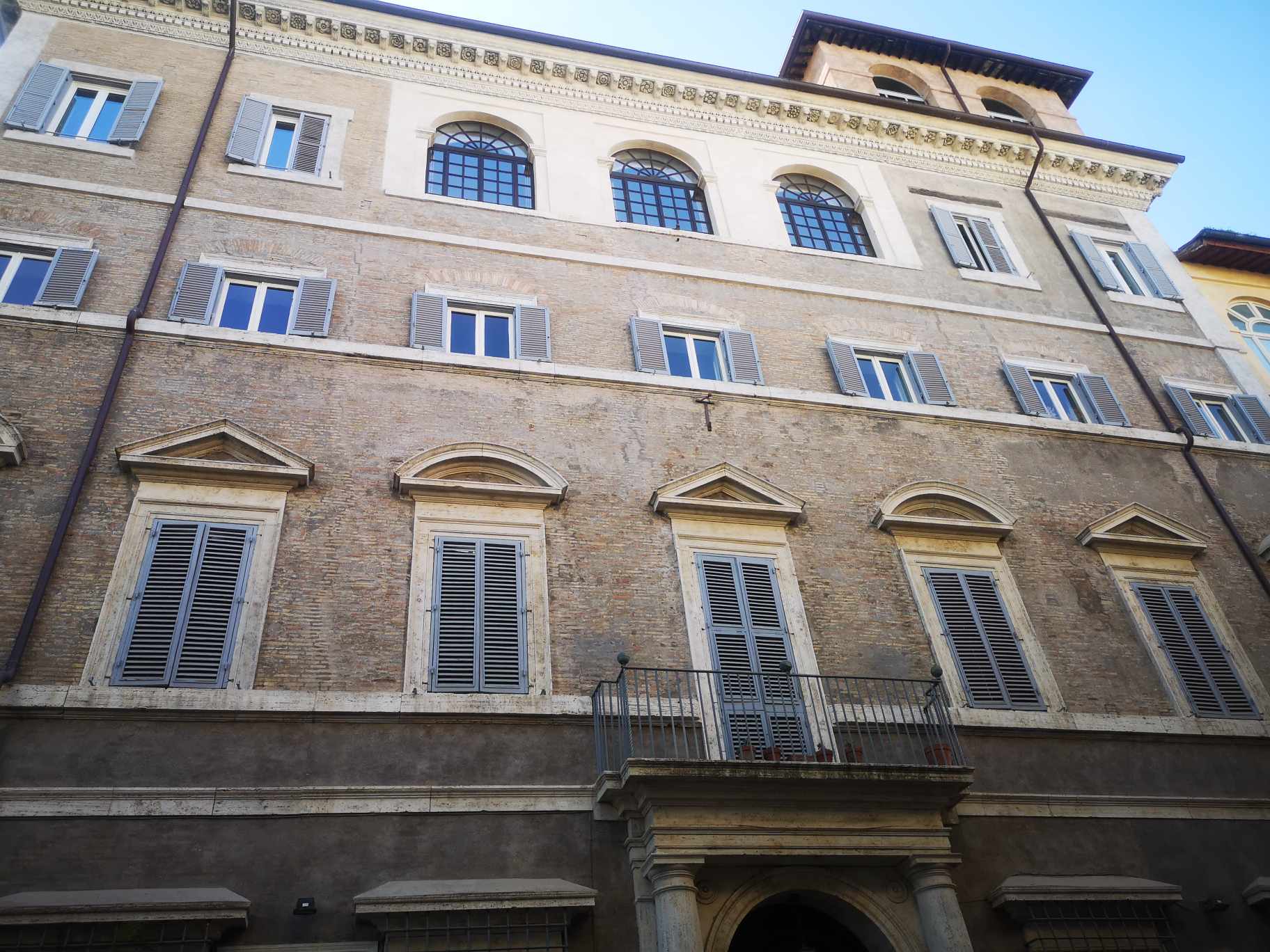 Il palazzo in cui si trova la targa