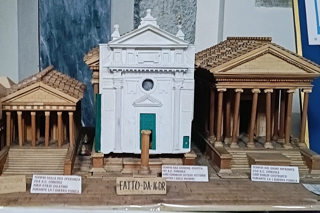 I modellini all'interno della chiesa