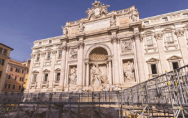 La passerella della Fontana di Trevi
