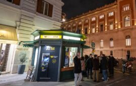 Una delle edicole illuminate (foto Il Messaggero)