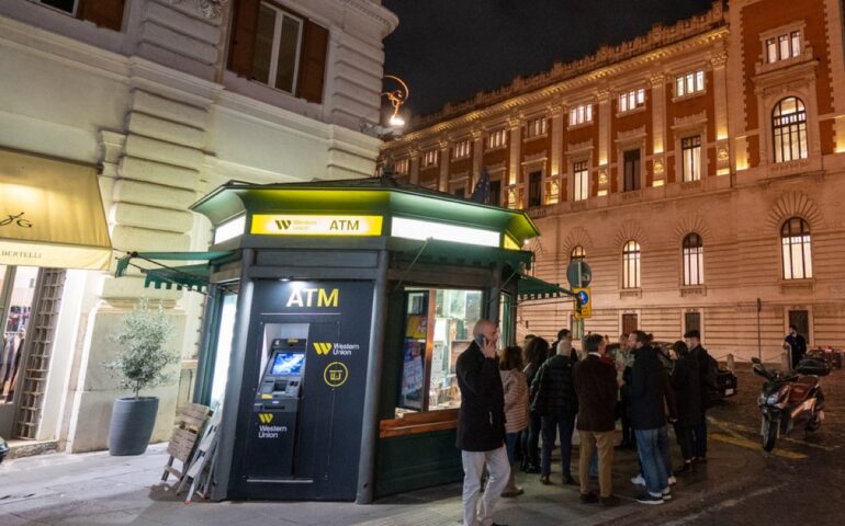 Una delle edicole illuminate (foto Il Messaggero)