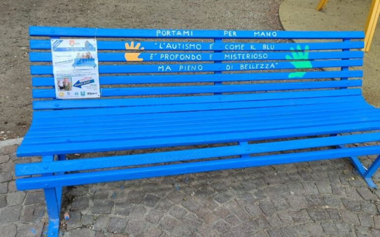 Una panchina blu