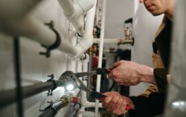 Idraulico al lavoro