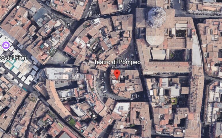 La zona dove sorgeva il teatro di Pompeo