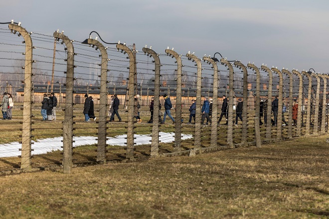 Sindaco di Roma e studenti in visita ad Auschwitz-Birkenau