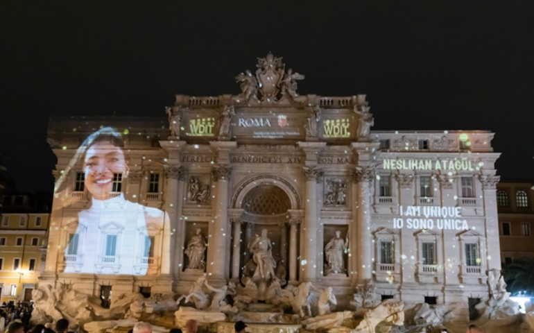 La Fontana di Trevi illuminata per l'8 Marzo