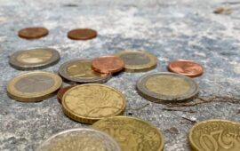 Truffa nel parcheggio di un centro commerciale a Roma, «Sono caduti i soldi a terra», ma la vittima sventa il colpo