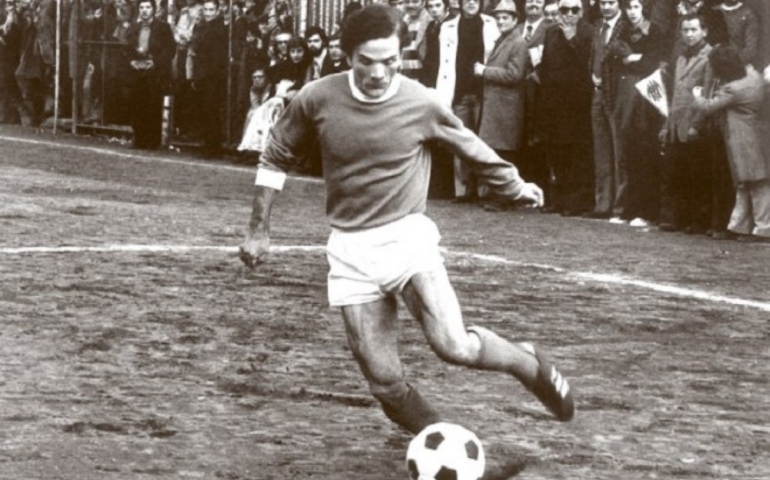 Pasolini impegnato in una partita di calcio