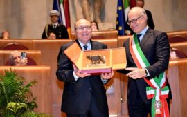Carlo Verdone protagonista a Roma: sindaco per un giorno, riceve il simbolo della Lupa capitolina nel giorno del suo compleanno