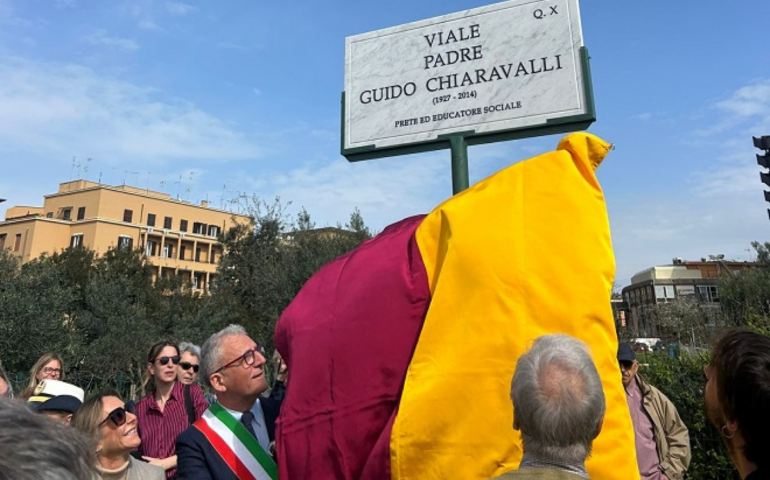 La targa per padre Chiaravelli