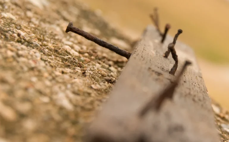 Chiodi sulle strade del Nuorese: caos, auto in panne e gite fuori porta rovinate