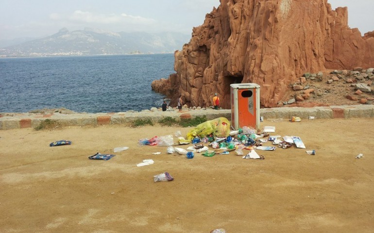 Arbatassa. Unu muntonàrgiu craru a mare.