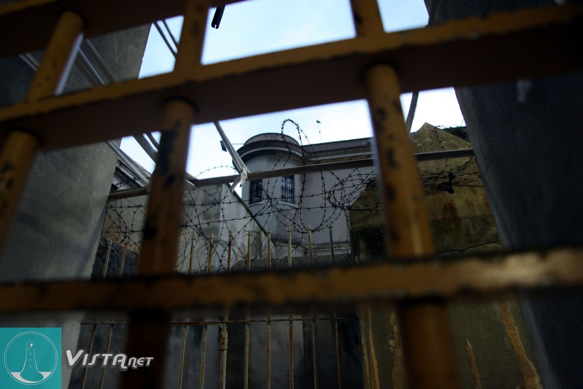 Il cortile del carcere visto da un andito