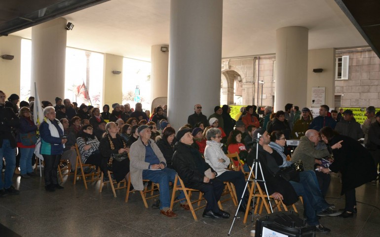 Cagliari: Continua il sit-in contro il nucleare sotto i portici di via Roma. Si teme per la Sardegna come deposito di scorie