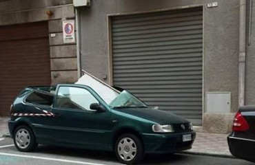 il balcone finito sull'auto