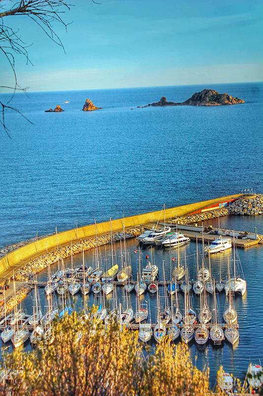 Santa Maria Navarrese è nota soprattutto come località balneare per la spiaggia e il porto turistico, dal quale soprattutto nel periodo estivo, piccole e grandi imbarcazioni turistiche permettono di visitare circa 40 km di costa, tra i più conosciuti:  Cala Goloritzè, Cala Luna, Ispùligi de Nie (Cala Mariolu) e Cala Sisine.