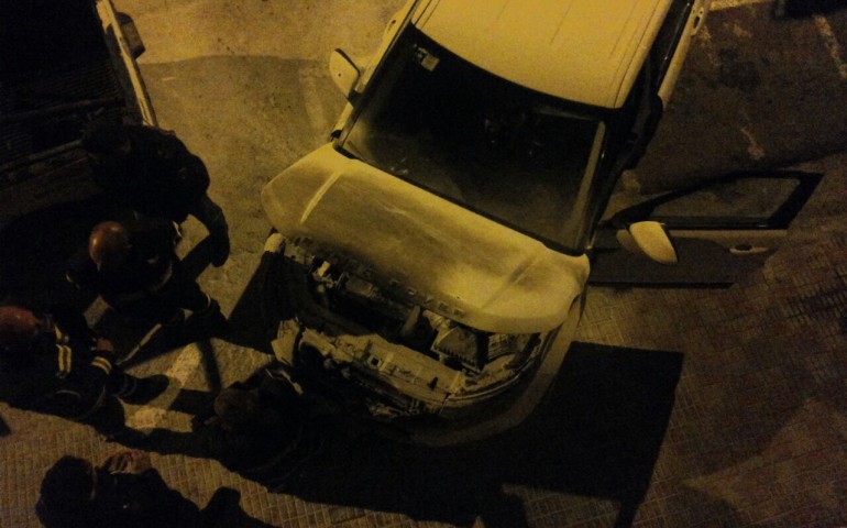 Auto in fiamme in via Donizetti